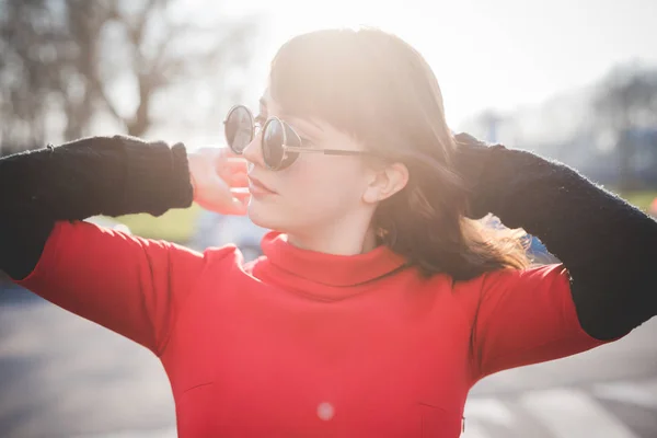 Portret Rood Gekleed Jonge Mooie Vrouw Poseren Buiten Achtergrondlicht Weg — Stockfoto