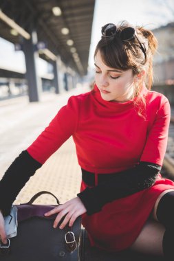 Kırmızı açık uzakta seyir poz genç güzel kadın giyinmiş