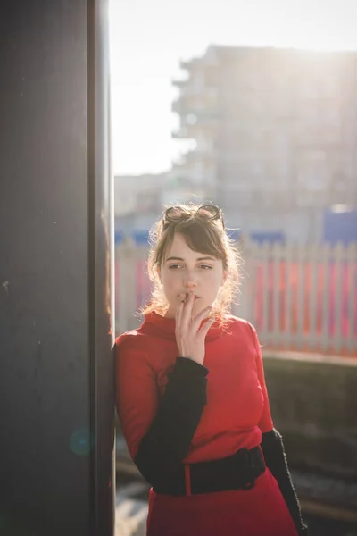 Kırmızı Genç Güzel Kadın Sigara Çilmeyen Açık Giyinmiş — Stok fotoğraf