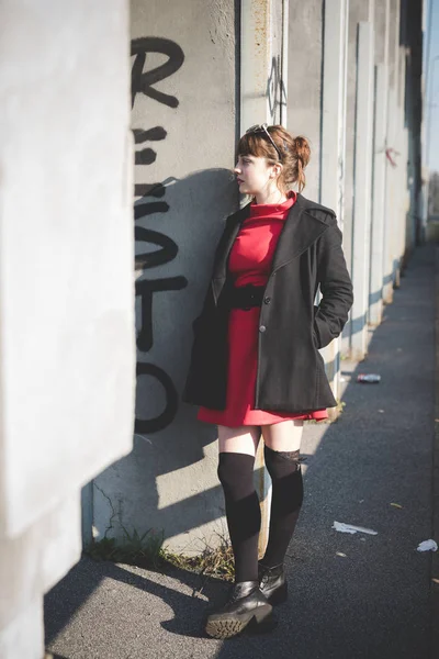 Vermelho Vestido Jovem Bela Mulher Posando Livre Olhando Para Longe — Fotografia de Stock