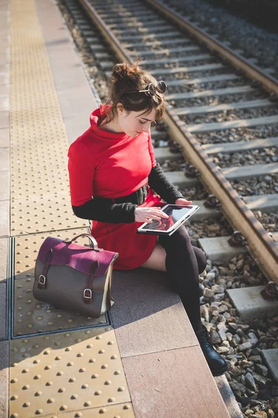 Κόκκινο Ντυμένος Όμορφη Νεαρή Γυναίκα Που Κάθεται Εξωτερική Χρήση Tablet — Φωτογραφία Αρχείου
