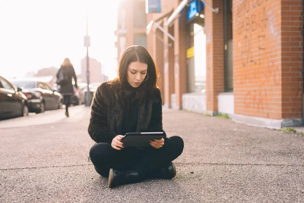 Νεαρή Όμορφη Γυναίκα Που Κάθεται Εξωτερική Χρήση Tablet — Φωτογραφία Αρχείου