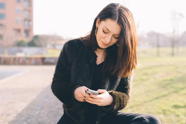 Jovem Mulher Bonita Livre Usando Smartphone — Fotografia de Stock