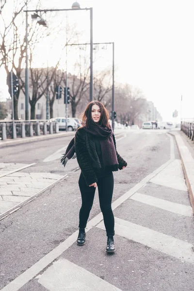 Jeune Belle Femme Marchant Plein Air Regardant Caméra — Photo