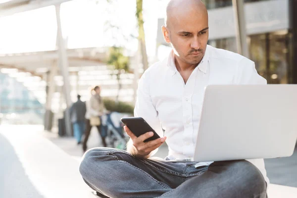 Joven Empresario Contemporáneo Trabajando Distancia Sentado Aire Libre Ciudad Utilizando — Foto de Stock