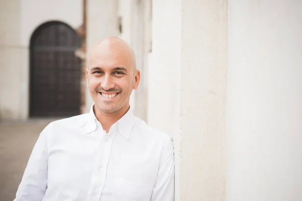 Portret Jonge Man Buiten Stad Zoek Camera Glimlachen — Stockfoto