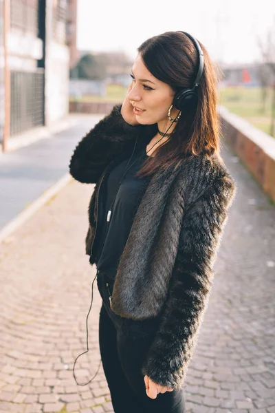 Young Beautiful Woman Outdoor Listening Music — Stock Photo, Image