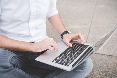 Bilgisayar açık kullanarak adam ele kadar kapatın