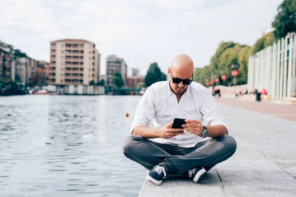 Ung Man Sitter Utomhus Med Smartphone — Stockfoto