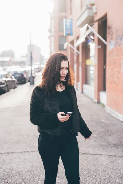 Mooie Jongedame Buiten Met Smartphone — Stockfoto