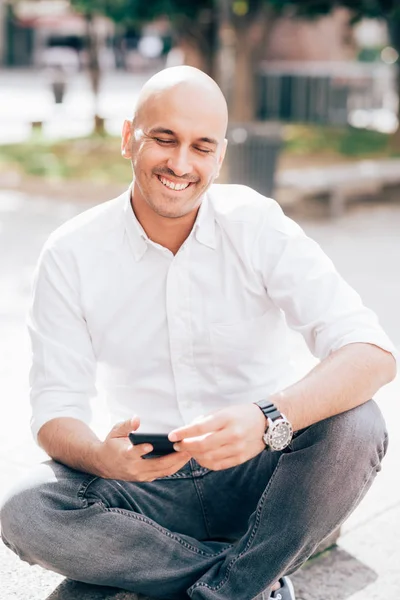 Giovane Seduto All Aperto Utilizzando Smartphone — Foto Stock