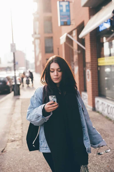 Jovem Mulher Bonita Livre Usando Smartphone — Fotografia de Stock