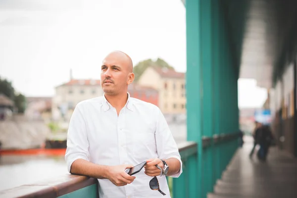 Şehrin Uzak Arıyorum Holding Smartphone Gülümseyen Açık Beyaz Genç Adam — Stok fotoğraf