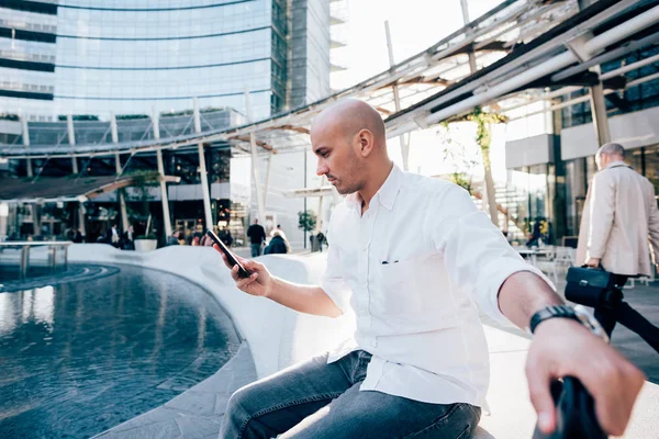 Hombre Joven Aire Libre Usando Smartphone — Foto de Stock