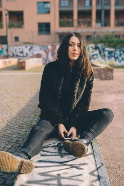 Young Beautiful Woman Sitting Outdoor Looking Camera — Stock Photo, Image