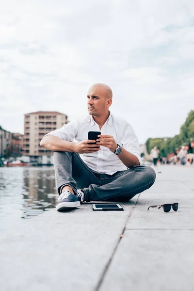 Joven Empresario Contemporáneo Trabajando Distancia Sentado Aire Libre Ciudad Utilizando — Foto de Stock