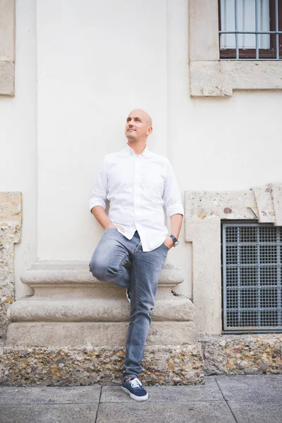 Young Man Caucasian Leaning Wall Outdoor City Looking Away — Stock Photo, Image