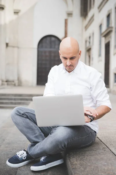 Joven Empresario Contemporáneo Trabajando Distancia Sentado Aire Libre Ciudad Utilizando — Foto de Stock