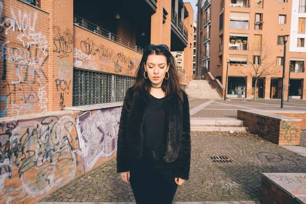 Jovem Bela Mulher Posando Livre Olhos Fechados — Fotografia de Stock