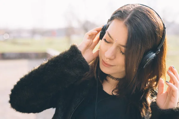 Jeune Belle Femme Plein Air Écouter Musique Dans Les Écouteurs — Photo