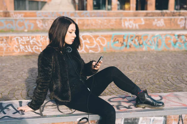 Joven Hermosa Mujer Sentada Aire Libre Usando Teléfono Inteligente —  Fotos de Stock