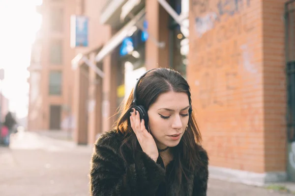 Νεαρή Γυναίκα Όμορφη Εξωτερική Ακούγοντας Μουσική Στα Ακουστικά Μάτια Κλειστά — Φωτογραφία Αρχείου