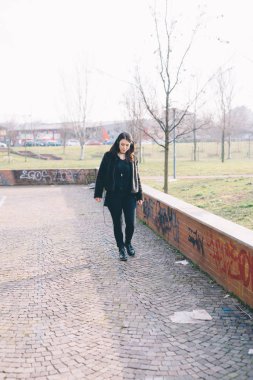 Açık müzik dinleme yürüyen genç güzel kadın