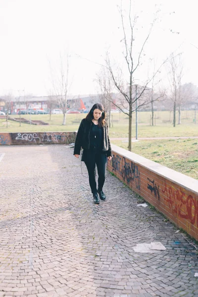 Joven Hermosa Mujer Caminando Aire Libre Escuchando Música — Foto de Stock