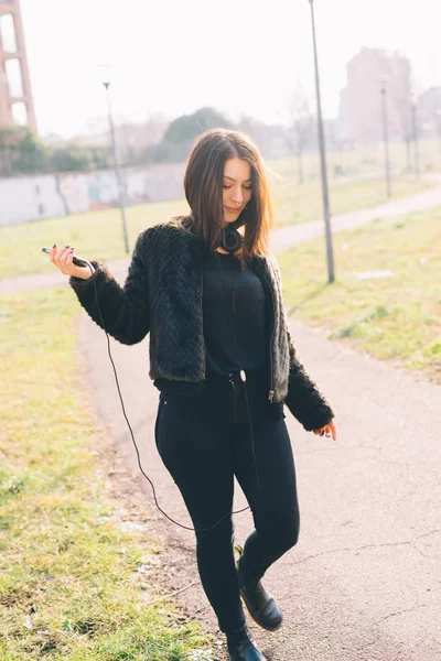Genç Güzel Kadın Smartphone Kullanarak Açık Müzik Dinleme — Stok fotoğraf