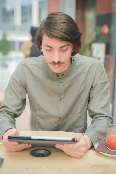 Jovem Caucasiano Bonito Com Bigode Bar Usando Dispositivos Tecnológicos Como — Fotografia de Stock