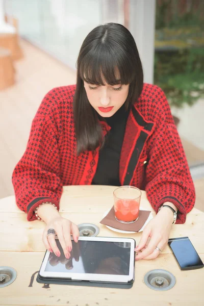 Jonge Mooie Kaukasische Vrouw Gezeten Een Bar Met Behulp Van — Stockfoto