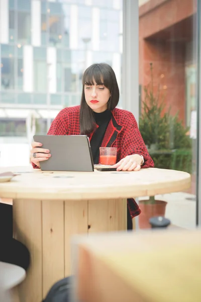 Genç Güzel Beyaz Kadın Oturmuş Bir Çubuğunda Tablet Bir Suyu — Stok fotoğraf