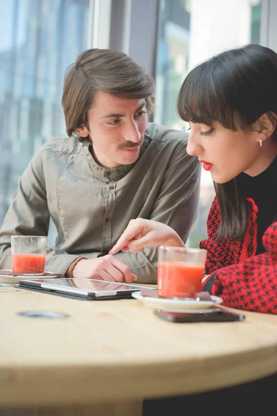 Coppia Giovani Uomini Donne Caucasici Belli Colleghi Lavoro Seduti Bar — Foto Stock