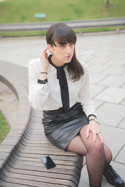 Junge Schöne Braune Haare Geschäftsfrau Sitzt Auf Einer Bank Einem — Stockfoto