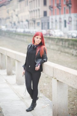 Genç Kızıl saçlı kadın Venezuela uzağa arıyorsunuz şehirde açık poz