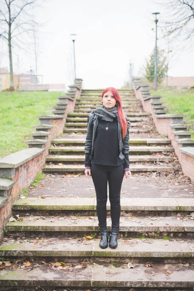 Jonge Roodharige Vrouw Venezolaanse Poseren Buiten Stad Zoek Weg — Stockfoto