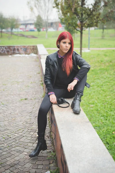 若い赤毛の女性ベネズエラ屋外に座ってよそ見市 — ストック写真