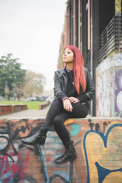 Jovem Ruiva Mulher Venezuelana Sentado Livre Cidade Olhando Para Longe — Fotografia de Stock