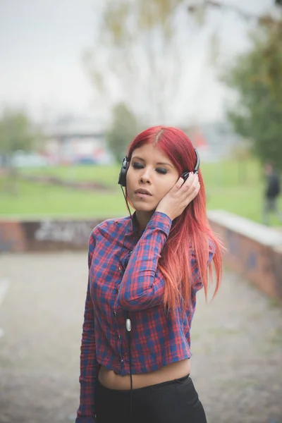 Joven Pelirroja Venezolana Escuchando Música Mirando Hacia Otro Lado Con —  Fotos de Stock