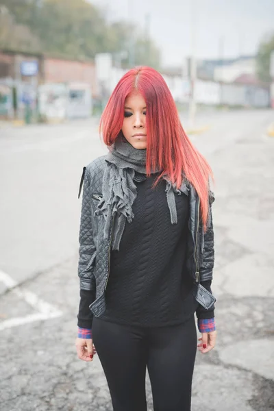 若い赤毛の女性ベネズエラ探して屋外に街を離れて物思いにふける — ストック写真
