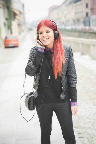 Jonge Roodharige Vrouw Venezolaanse Luisteren Muziek Zoek Weg Met Koptelefoon — Stockfoto