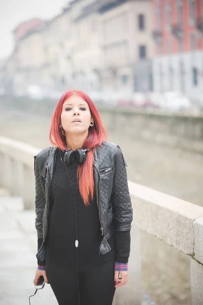 Joven Pelirroja Mujer Venezolana Mirando Cámara Con Auriculares — Foto de Stock