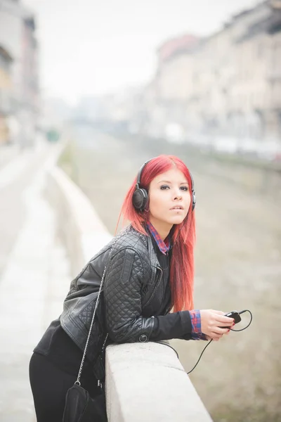 Молодая Рыжая Женщина Venezuelan Слушать Музыку Глядя Прочь Наушниками — стоковое фото