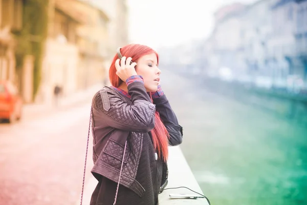 Junge Rothaarige Frau Venezolanischen Musik Hören Wegschauen Mit Kopfhörern — Stockfoto