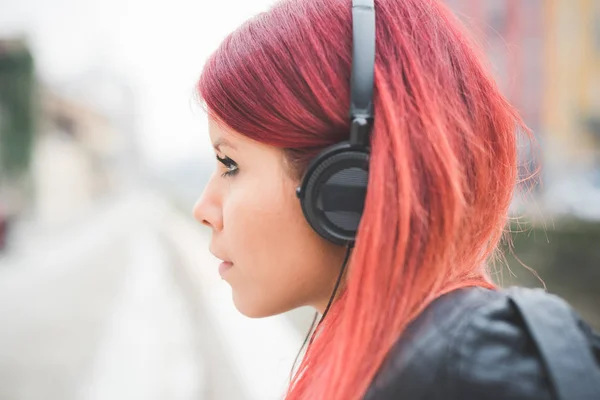 Giovane Donna Rossa Venezuelana Ascoltare Musica Guardando Lontano Con Cuffie — Foto Stock