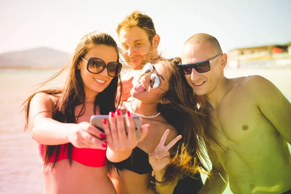 Grupo Amigos Millennials Usando Smartphone Tomando Selfie — Foto de Stock