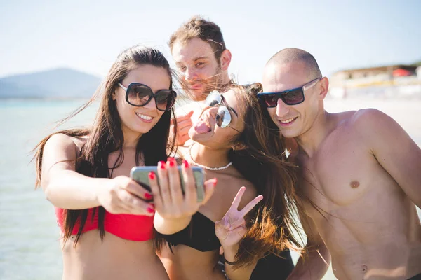 Groep Vrienden Millennials Gebruikend Smartphone Selfie Nemen Strand — Stockfoto