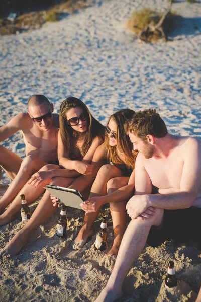 Groep Vrienden Millennials Zittend Het Strand Met Behulp Van Digitale — Stockfoto