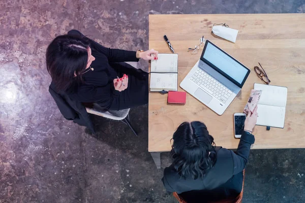 Vista Aérea Dos Mujeres Jóvenes Escritorio Trabajo Sentado Interior Negocio —  Fotos de Stock