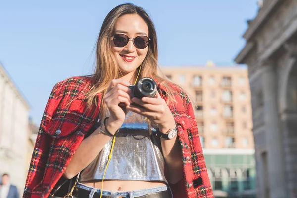 Junge Frau Freien Mit Der Kamera Fotograf Kreatives Positives Emotionskonzept — Stockfoto